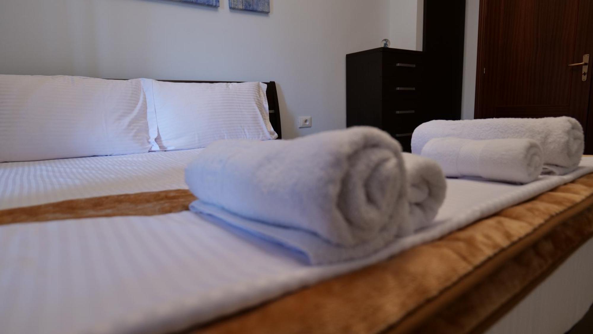 Top Location Kristi Apartments 05 티라나 외부 사진
