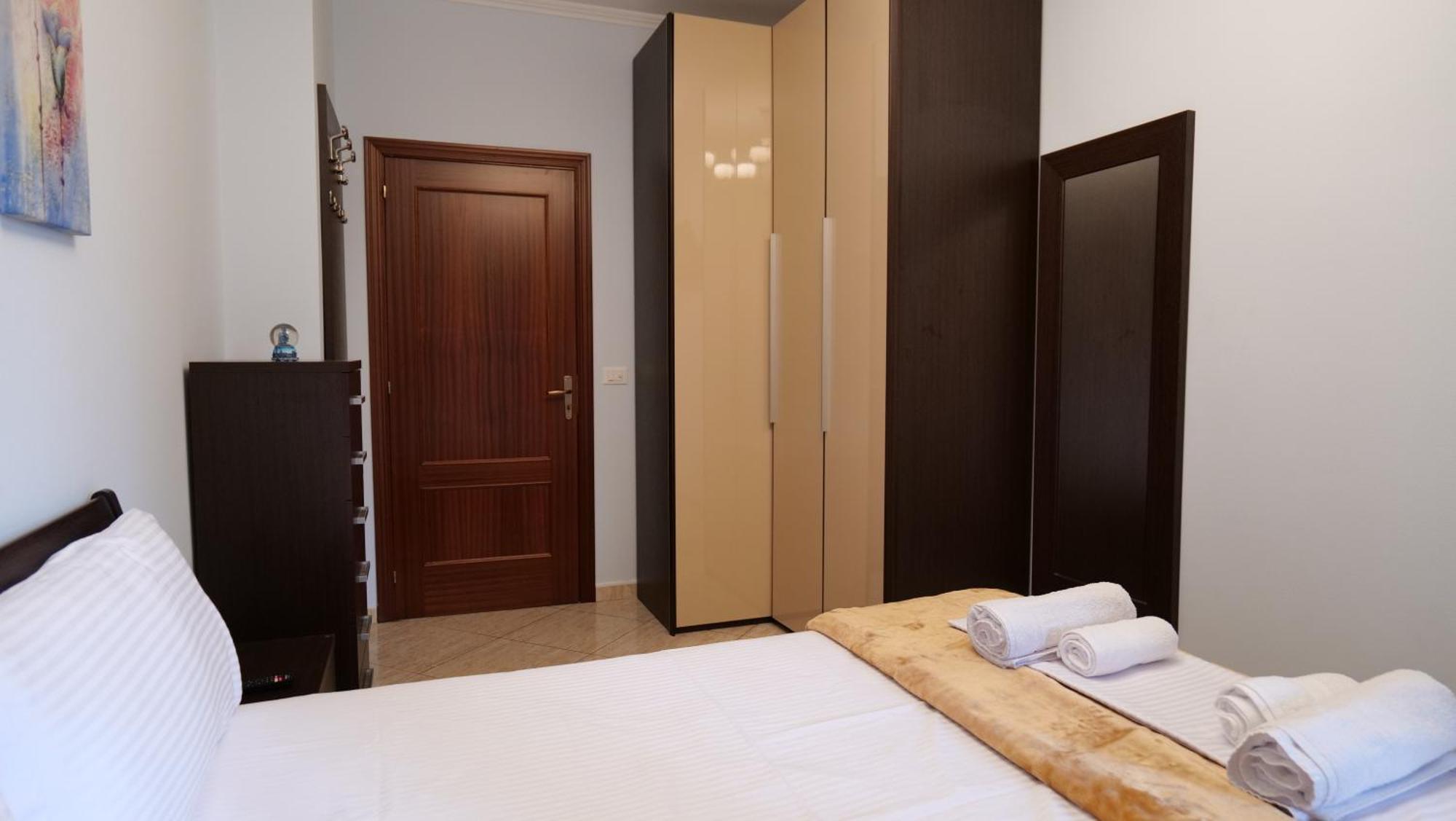 Top Location Kristi Apartments 05 티라나 외부 사진